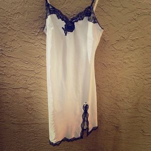 VICTORIA’S SECRET SATIN AND LACE SLIP SIZE XS